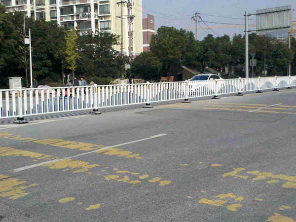 新型道路護欄 